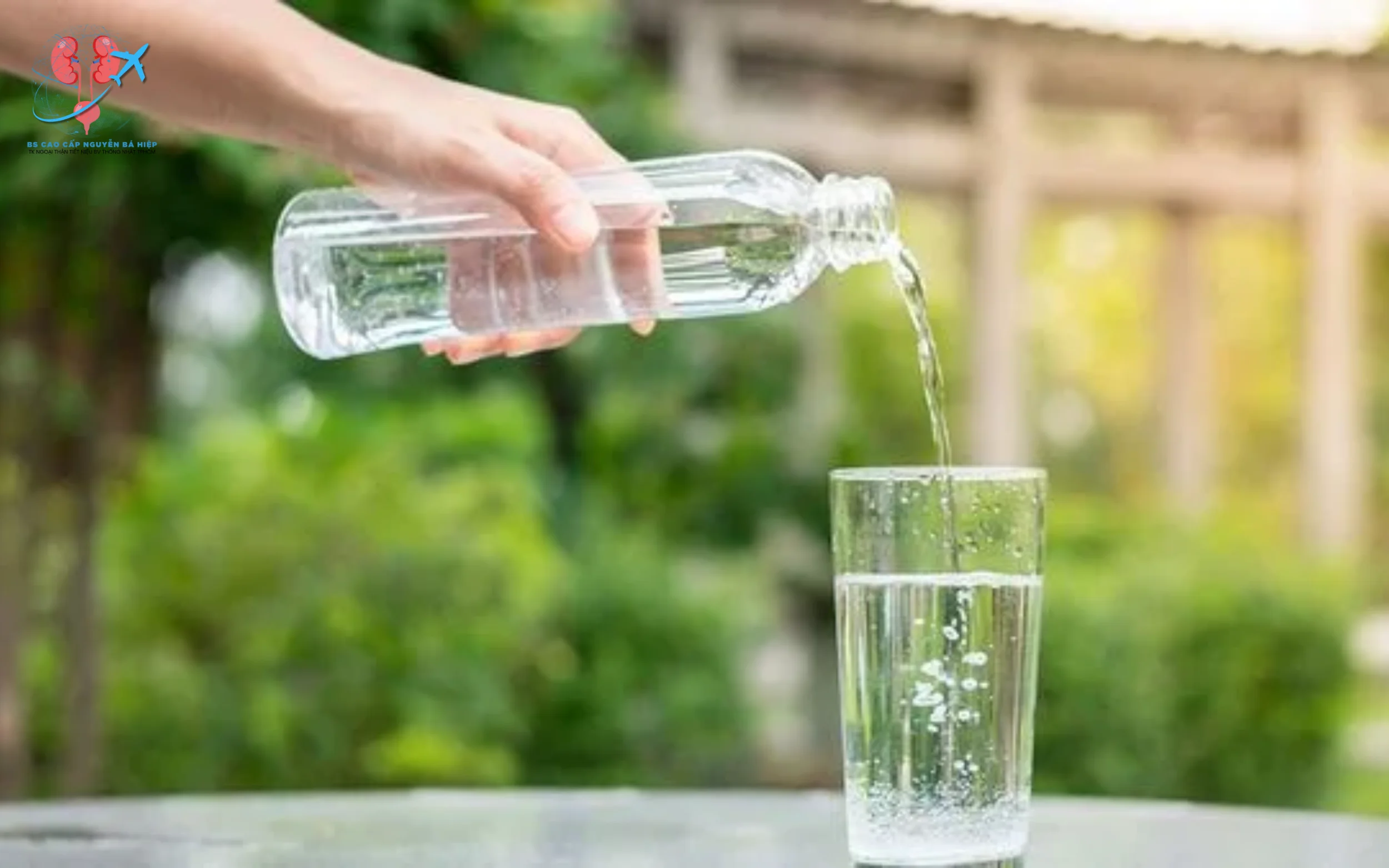 Uống nhiều nước để thanh lọc cơ thể, giúp đào thải các chất cặn bã và giảm nguy cơ hình thành sỏi thận